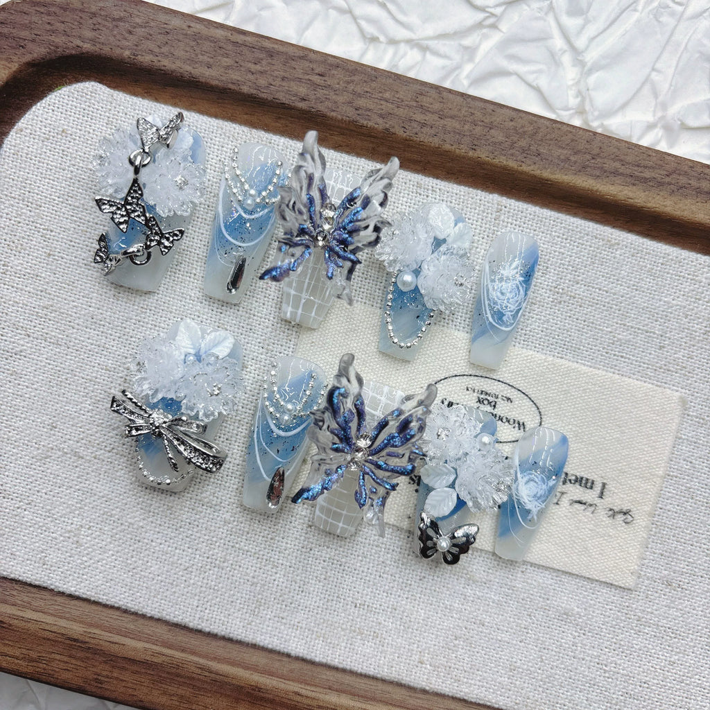 蓝色蝴蝶绣球花手工穿戴甲高级感重工渐变酷帅夏季流行赫本2026年