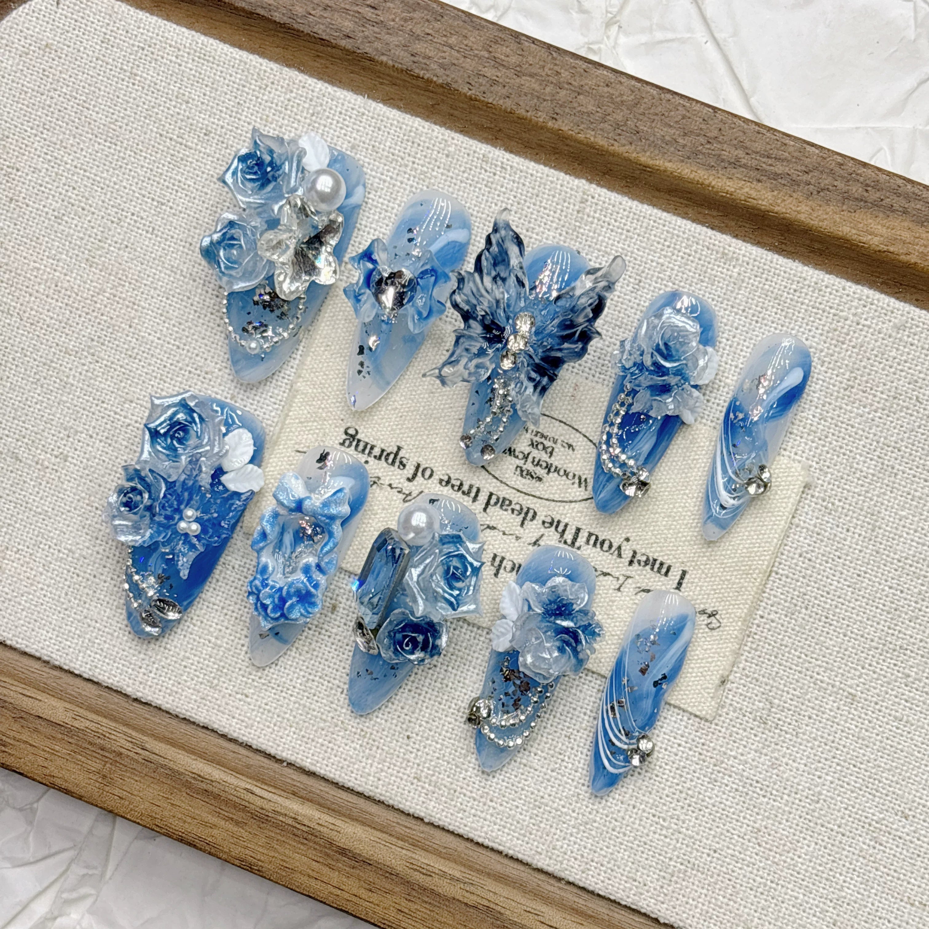 Blue frozen roses are purely handmade, wearing white armor, new fake nails, custom fairy gas, ice transparent, pure desire, medium and long styles.